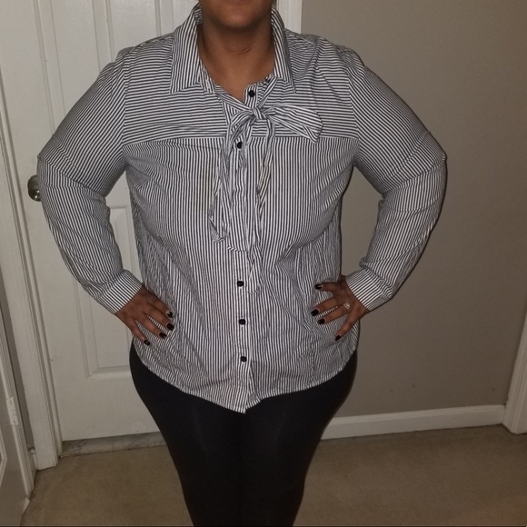 White and black shirt with necktie - Picture 1 of 2